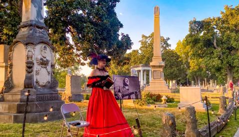 Living history storyteller on the Elmwood Cemetery tour.